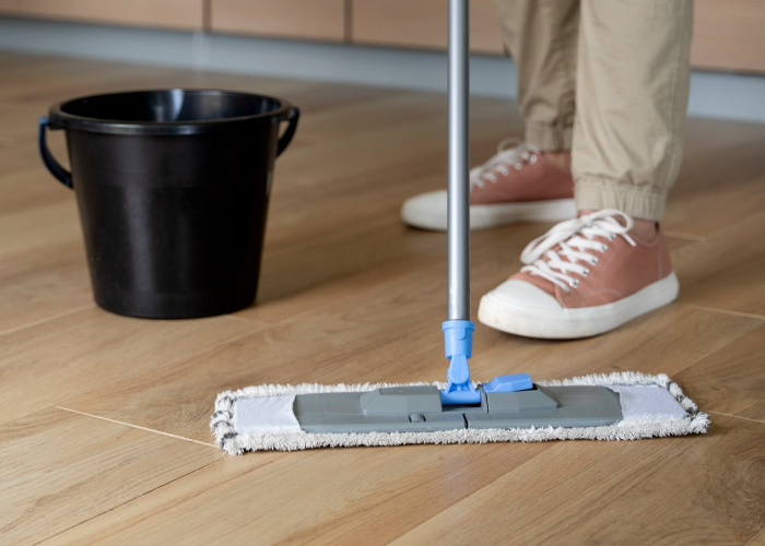 Dicas infalíveis para limpar piso de madeira - Limpando Tudo