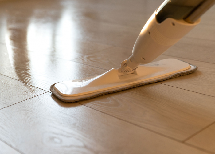 Melhores dicas para limpar piso de madeira - Limpando Tudo